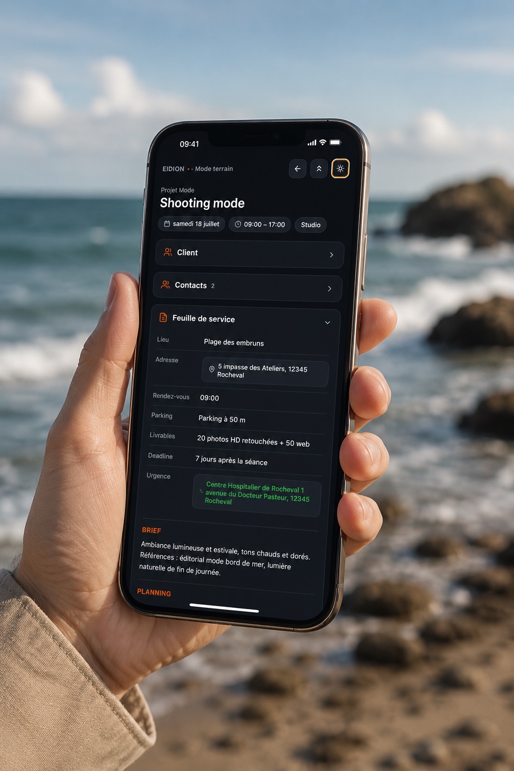 Le mode terrain d'Eidion ouvert sur un téléphone, en bord de mer, pendant un shooting